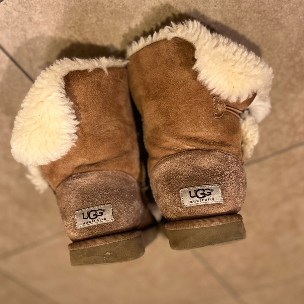 Ugg Australia Shearling Bailey Button Booths - image 8